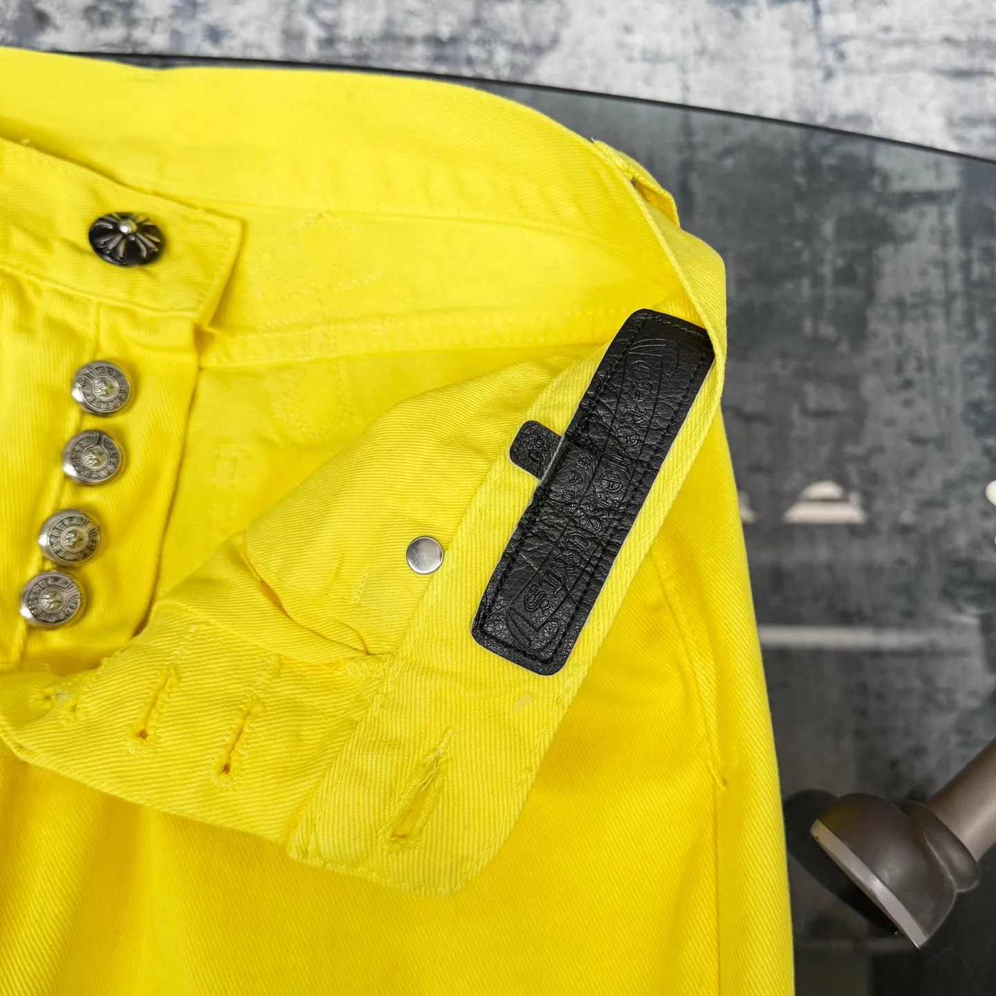P280 Chrome hearts CH Fan Chengcheng's same style New York limited large leather label dopamine yellow jeans Special Italian cowhide printed and cut Customized sheepskin three-layer thick thread leather The whole body is spliced in heavy water washing craftsman's hand-splashed ink You can see the details Three-dimensional cutting version Loose and comfortable, not picky about the figure Make you taller and slimmer Factory Seiko Original quality control Same style for men and women Can be matched with couples Versatile recommendation Necessary jeans for all seasons Color: lemon yellow Size: s m l xl